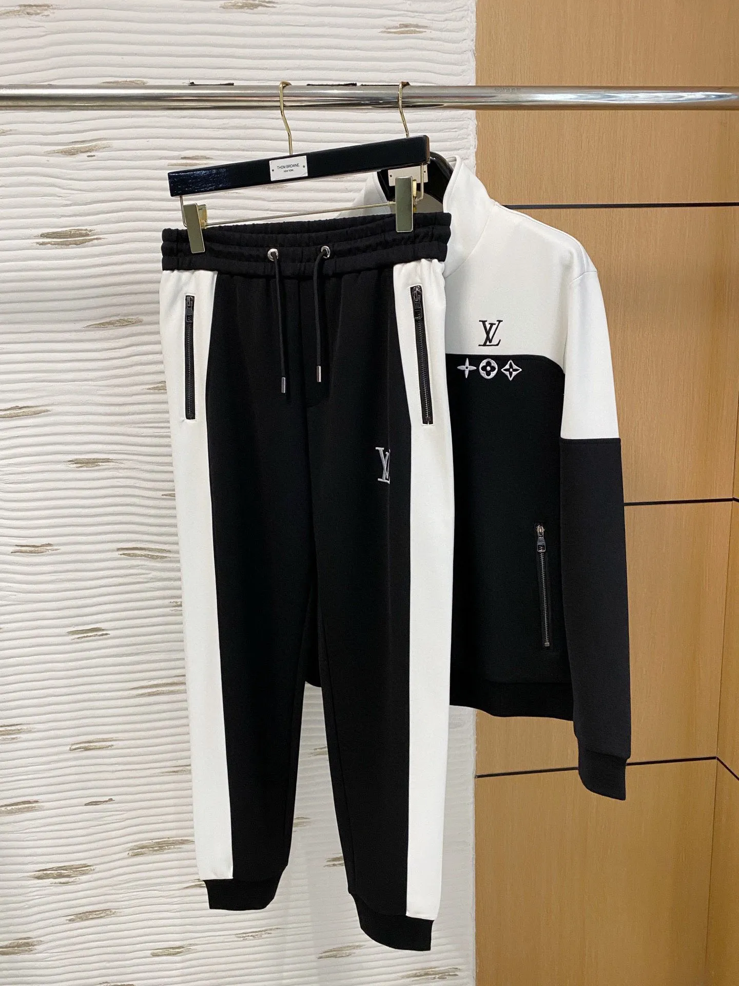 🅿️720 [LV Louis Vuitton] hot-selling suit is coming. Focus on the original version of the official website. 2025 new hot-selling cardigan and sweatshirt suit. The original order is the best. 🇭🇰The meticulous work of top designers. Just for a fitting and perfect upper body effect. All-natural high-quality Tencel Roman cotton 100%, close-fitting comfort, noble and elegant! Original hardware embodies elegance and nobility! Counter size: M-3XL (maximum wear up to 190 pounds)